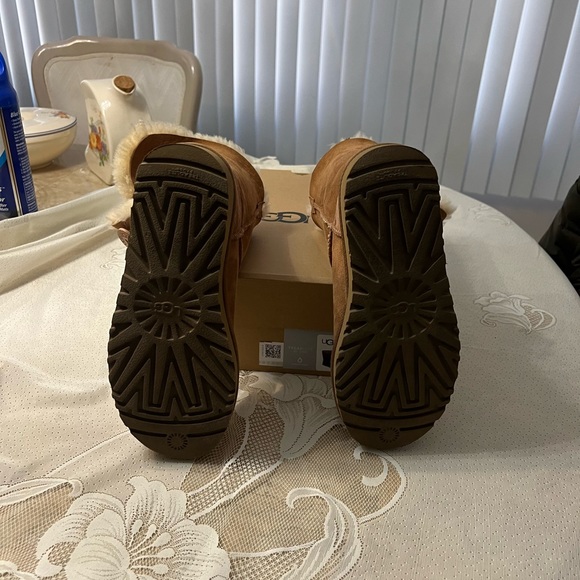 Ugg Bailey Button Boots. Size 7 Chestnut - Picture 3 of 11
